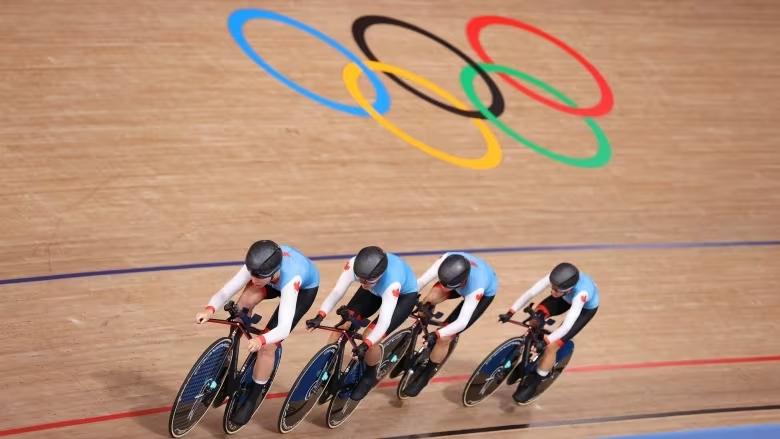 team-canada-cycling-at-velodrome